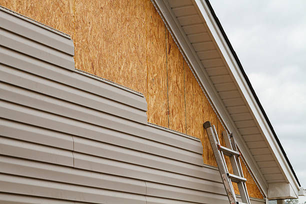 Professional Vinyl Siding technician working in Hamburg, NJ